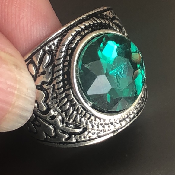 Men’s green signet ring. - Picture 1 of 5